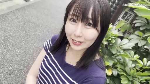 站立 · 微笑 · 面部特写 · 清纯 · 绿植 · 凝视镜头 · 户外路边 · 蓝白条纹T恤