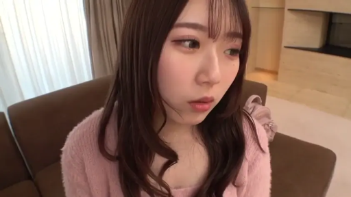 坐姿 · 沙发 · 面部特写 · 凝视 · 客厅沙发 · 无辜 · 粉色绒毛开衫 · 日系女性