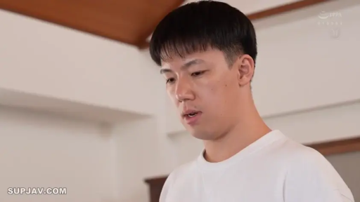 室内 · 专注 · 脸部特写 · 站姿 · 观察 · 白色T恤 · 亚洲男性