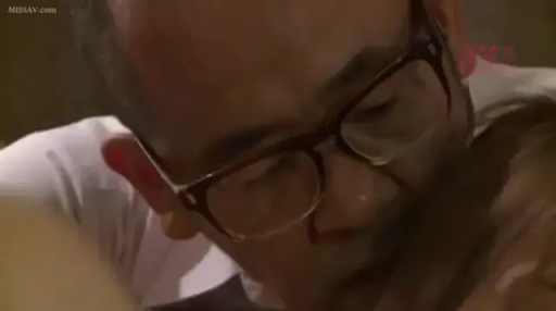 室内 · 俯身 · 眼镜 · 面部特写 · 衬衫 · 亲吻 · 沉醉 · 大叔