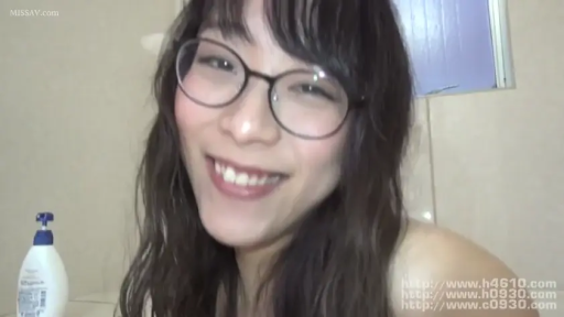 坐姿 · 脸部 · 眼镜 · 全裸 · 浴室 · 面对镜头 · 笑容 · 洗浴用品