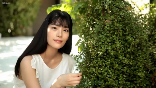 半身特写 · 绿植 · 户外花园 · 侧坐 · 温柔甜美 · 黑长直 · 白色褶皱无袖上衣 · 触碰植物