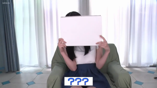 室内 · 坐姿 · 白色短袖 · 中景 · 遮挡脸部 · 空白画册 · 隐藏身份