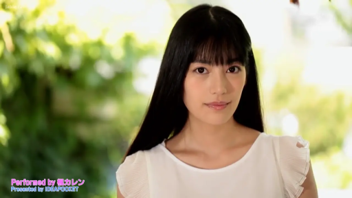 微笑 · 面部特寫 · 户外 · 注视镜头 · 正面 · 白色无袖上衣 · 黑长直