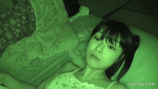 寝室 · 迷離 · 仰臥 · 顔のクローズアップ · 注視 · 布団 · 吊带睡衣 · 夜视模式