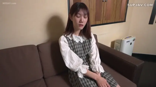 坐姿 · 角色扮演 · 中景 · 平静 · 水手服 · 医务室 · 视力表 · 整理头发