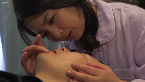 脸部特写 · 卧室 · 紫色睡衣 · 亲密互动 · 抚摸脸部 · 俯身侧卧 · 深情专注