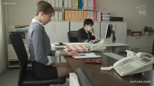 坐姿 · 办公室 · OL装 · 剧情 · 远景 · 办公 · 平淡 · 电话