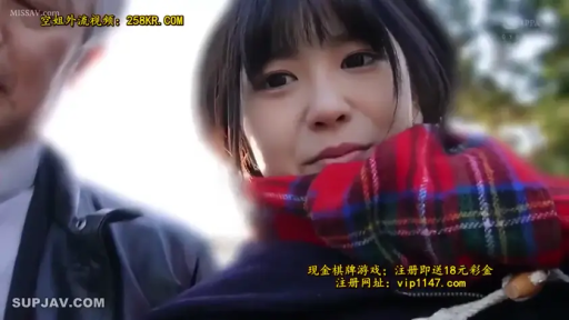 Close-up of the face · Stand · 微忧郁 · Gaze · 公共场所 · Scarf · 红色格子围巾 · 高码率截图