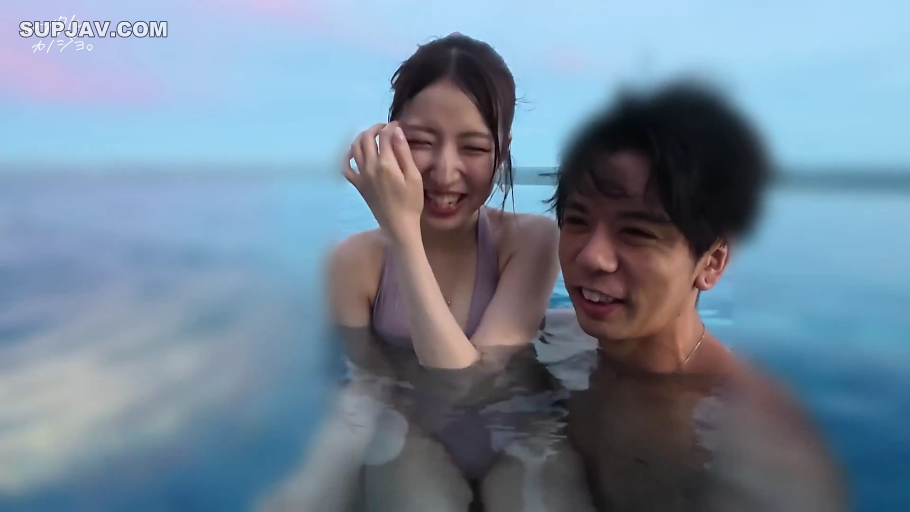 中景 · 泳池 · 泳装 · 灿烂笑容 · 嬉笑 · 依偎