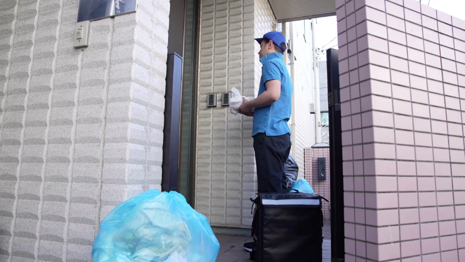 全身 · 站立 · 自然 · 住宅门口 · 配送员制服 · 配送