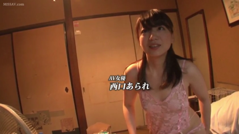 室内 · 女性 · 脸部 · 低头 · 专注 · 休闲装 · 观望
