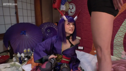 角色扮演 · 中景 · 微笑 · 跪姿 · 仰视 · 室内和室 · 紫色和服 · 油纸伞