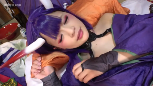 室内 · 迷离 · 仰卧 · 面部特写 · 静止 · 紫色和服 · 角