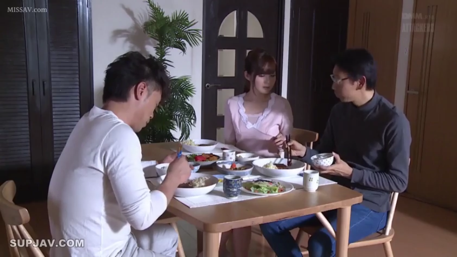 Sitting Posture · Medium shot · 自然 · 餐厅 · 家居服 · Dining