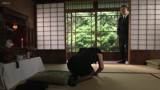 室内 · 跪坐 · 全景 · 黑色西装 · 冷峻 · 佛龛 · 日式榻榻米房间 · 祭拜