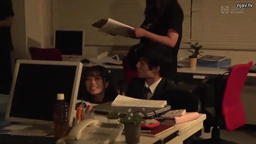 坐姿 · 办公室 · 电脑 · 微笑 · 职业装 · 办公 · 职场 · 场景特写