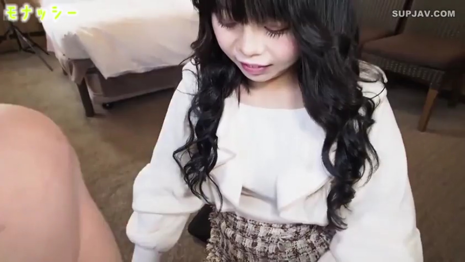 微笑 · 半身特写 · 等待 · 白色长袖衬衫 · 室内房间 · 低头跪坐