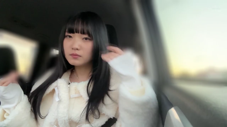 Sitting Posture · 面部特写 · 车内 · indifferent · Seat belt · Arrange hair · 白色毛绒外套 · 黑长直