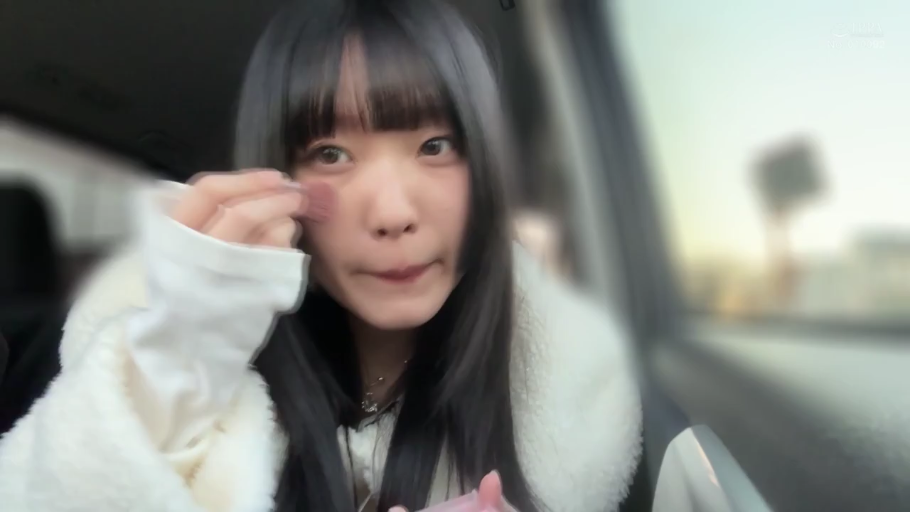 座り姿勢 · 顔のクローズアップ · 平凡 · 動的ぼかし · 化妆品 · 白色毛绒外套 · 汽车内 · 抹腮红