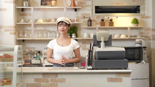 站立 · 职场女性 · 上半身特写 · 贝雷帽 · 职业微笑 · 背景餐柜 · 咖啡厅柜台 · 职业待客