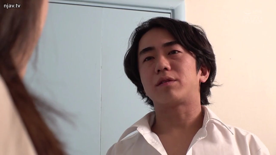 办公室 · 坐姿 · 平静 · 面部特写 · 西装 · 注视 · OL