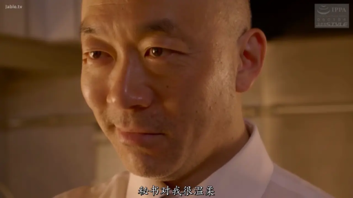 室内 · 低头 · 脸部特写 · 微笑 · 白色衬衫 · 注视 · 中年男性