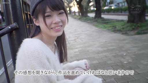 坐姿 · 臉部特寫 · 微笑 · 中文字幕 · 看向镜头 · 白色绒毛毛衣 · 公园小径