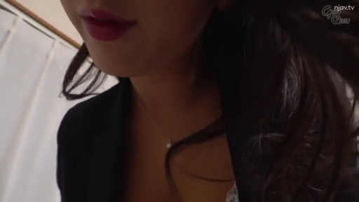 室内 · 俯身 · 展示 · 平静 · 项链 · 局部特写 · 黑色西装 · 低胸