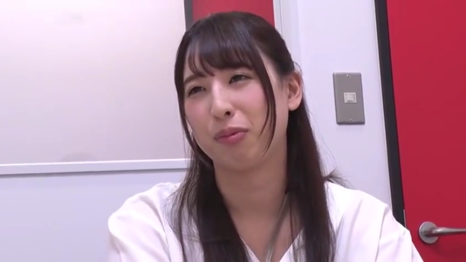 坐姿 · 交谈 · 面部 · 微笑 · 白色上衣 · 开关 · 访谈 · 采访室