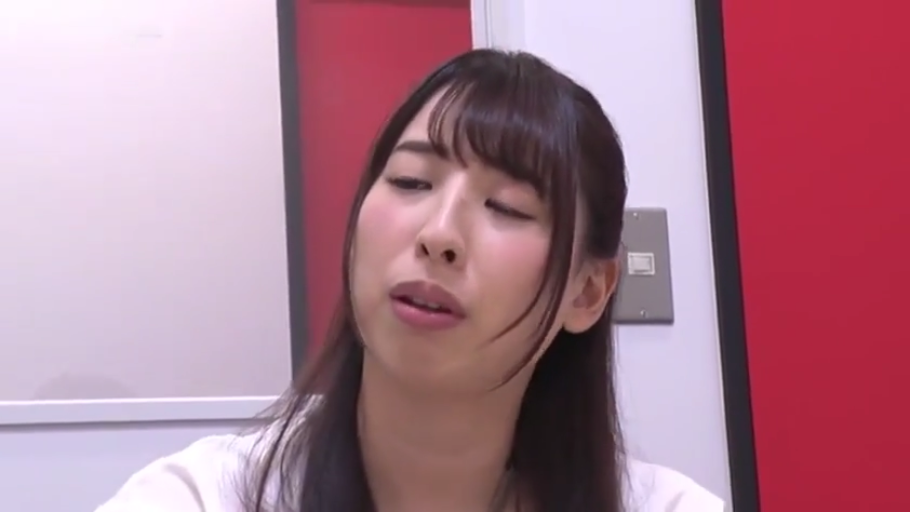 室内 · 自然 · 面部特写 · 谈话 · 正面 · 开关面板 · 白色上装