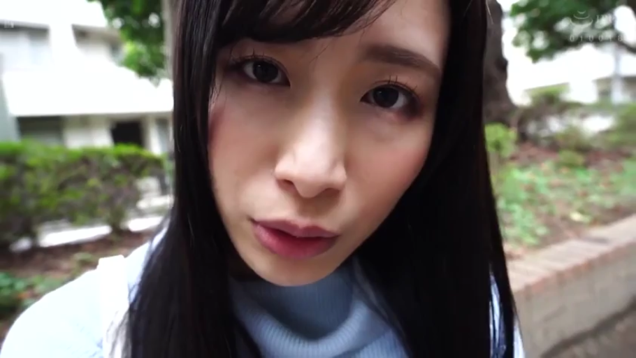 面部特写 · 户外公园 · 蓝色高领毛衣