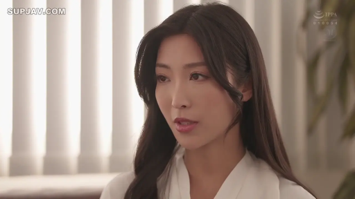 室内 · 坐姿 · 面部 · 端庄 · 白色上衣 · 谈话 · 气质