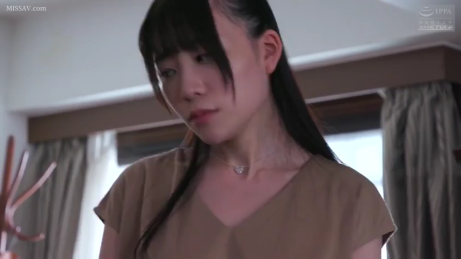 室内 · 站姿 · 面部特写 · 棕色V领上衣