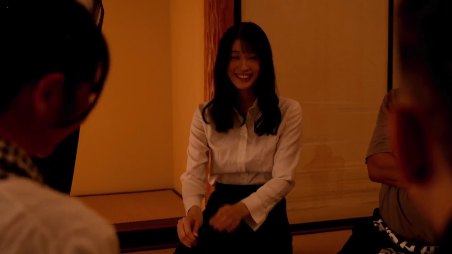 室内 · 坐姿 · 白衬衫 · 上半身