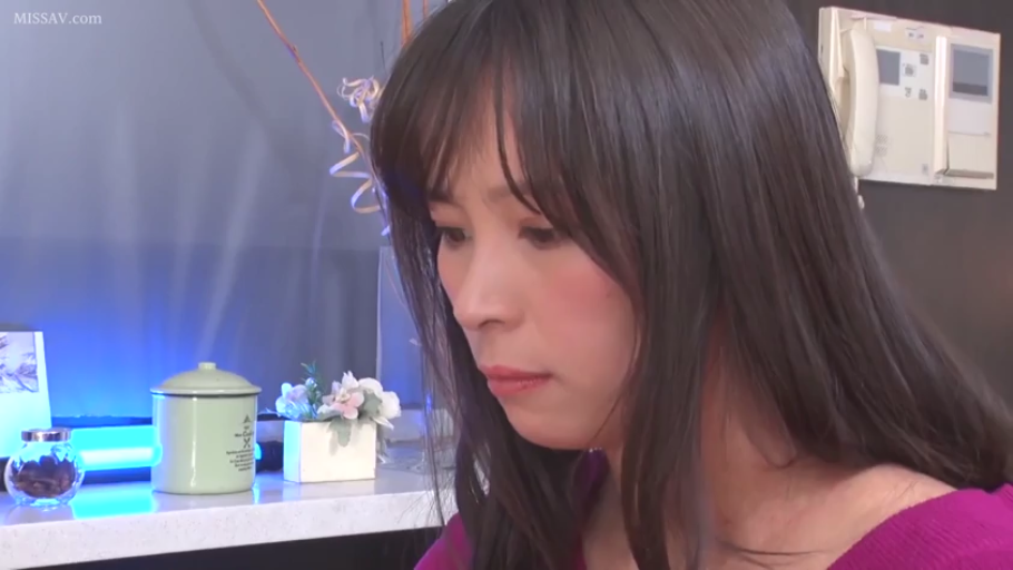 室内 · 忧郁 · 盆栽 · 面部特写 · 凝视 · 长发 · 侧坐 · 紫色上衣