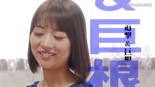 室内 · 脸部特写 · 字幕 · 微笑 · 短发 · 喜悦 · 微侧 · 蓝色衣服