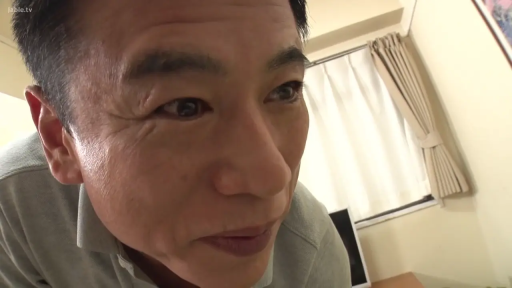 室内 · 微笑 · 注視 · 窗帘 · 俯瞰撮影 · 脸部大特写 · 灰色衬衫 · 中年男性