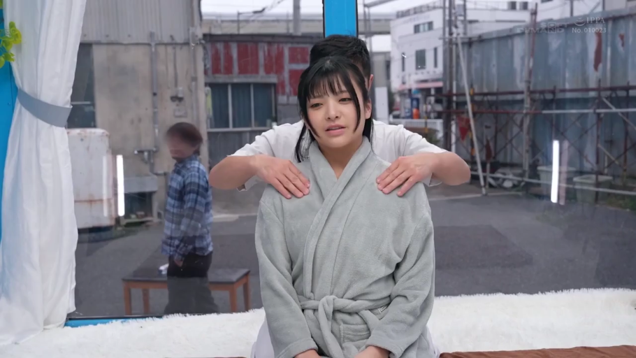 座り姿勢 · 平静 · 上半身 · 按摩 · 灰色浴袍 · 接受按摩 · 白色地毯 · 户外布景