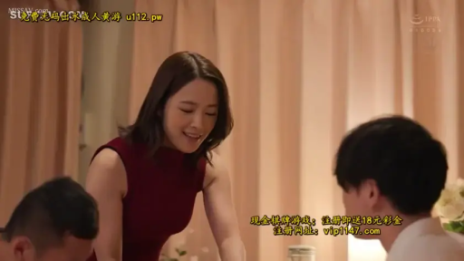 室内 · 俯身 · 中景 · 微笑 · 交流 · 窗帘 · 熟女 · 红色无袖裙