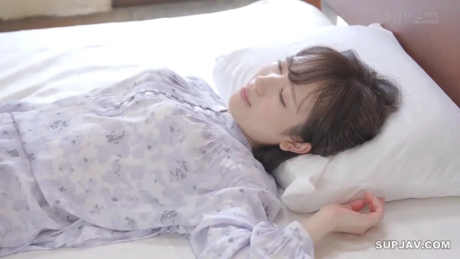 卧室 · 枕头 · 仰卧 · 侧脸 · 睡衣 · 唯美 · 安详 · 睡觉