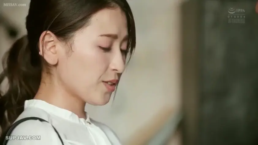 Indoor · 面部特写 · White top