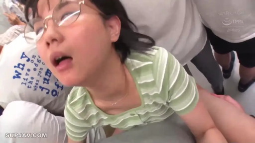 室内 · 俯身 · 脸部特写 · 条纹短袖