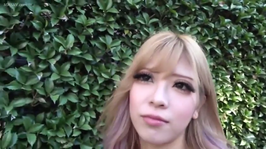 注视 · 特写 · 室外 · 正面 · 不详 · 嘟嘴 · 绿篱 · 长发挑染