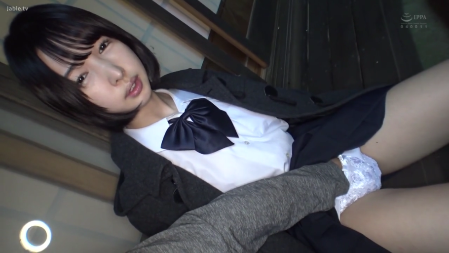 坐姿 · 脸部 · 微笑 · 注视 · 户外 · 公园 · 长椅 · 无袖衬衫