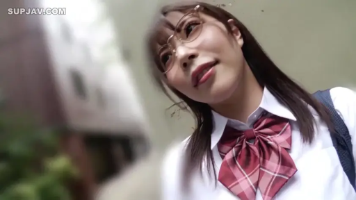 脸部 · 眼镜 · 站姿 · 诱惑 · 凝视 · JK制服 · 户外 · 亚洲