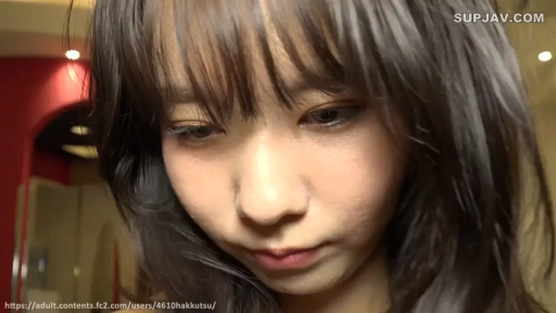 室内 · 低头 · 平静 · 面部特写 · 常服 · 长发 · 俯视