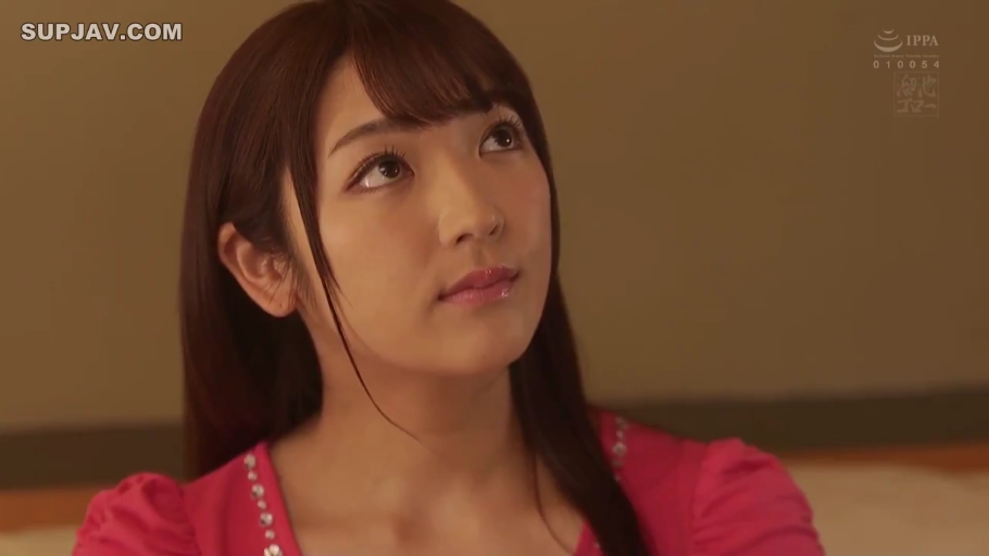 坐姿 · 办公室 · 笔记本电脑 · 无明显表情 · 婚纱与裸体 · 电脑屏幕特写 · 观看视频内容 · NTR主题