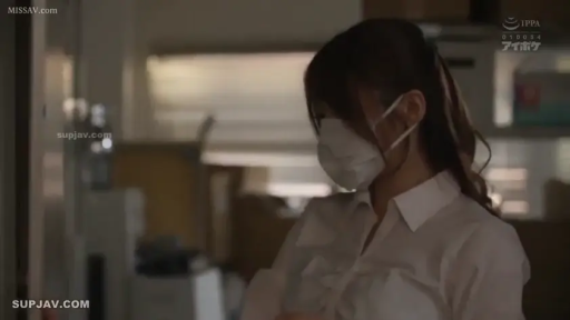 办公室 · 站立 · 白衬衫 · 自然 · 职场 · 侧脸 · 口罩 · 侧望