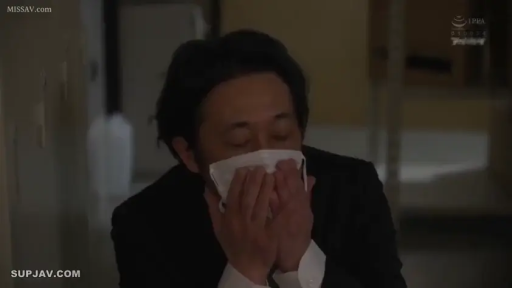 脸部特写 · 站立 · 陶醉 · 中文字幕 · 走廊 · 西装 · 口罩 · 嗅闻